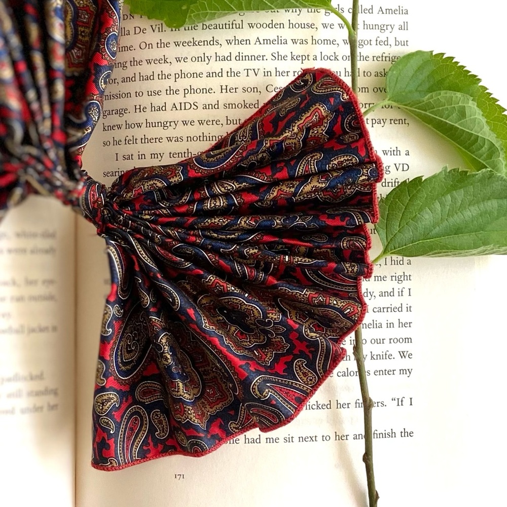 Vintage | Silk Paisley Pleated Lapel/Collar Bow - Picture 10 of 13